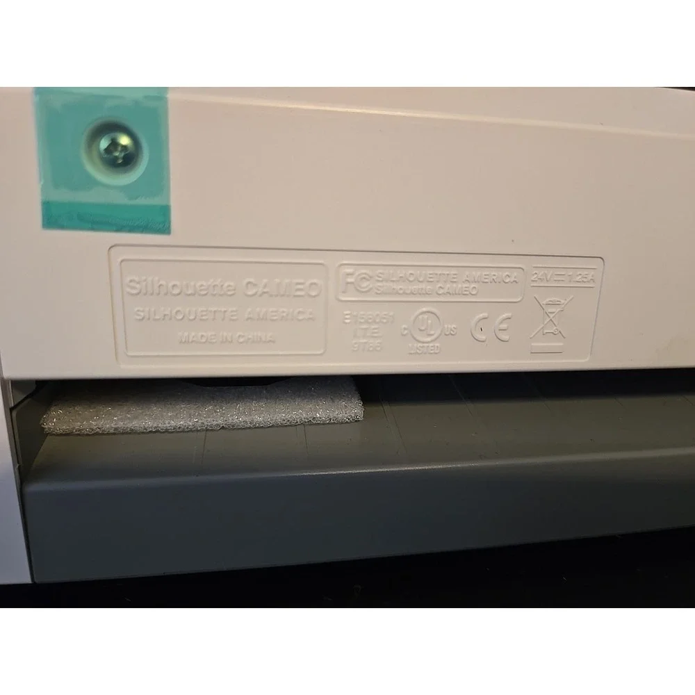 SILHOUTTE CAMEO Vinyl Paper Cutting Machine Touch Screen No Cords With Cover